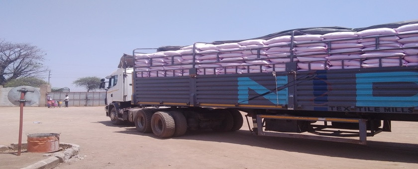 Gari iliyopakiwa mbegu za pamba ikiwa tayari kuondoka katika kiwanda cha kuchakata mbegu cha Jielong mjini Shinyanga