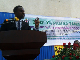  Naibu Waziri wa Kilimo  Mh. Innocent Bashungwa akihutubia wakati wa mkutano wa 15 wa wadau wa sekta ndogo ya pamba uliofanyika tarehe 27 Aprili jijini Mwanza